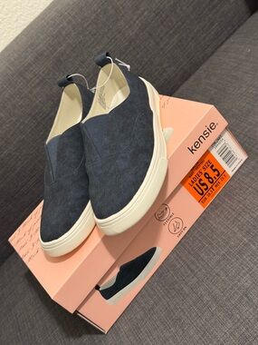 Kensie Men's Slip-On Canvas Loafers in Navy and White